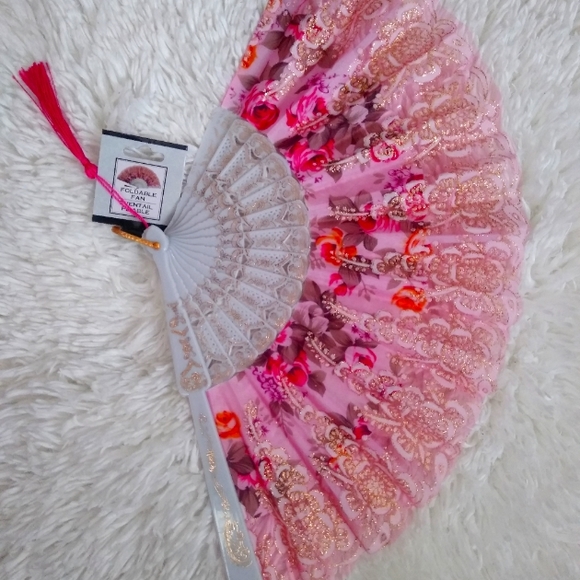 2/$10✦SALE ✦ Beautiful Lady’s DELUXE FOLDABLE Fan w/Stand! - Picture 3 of 3